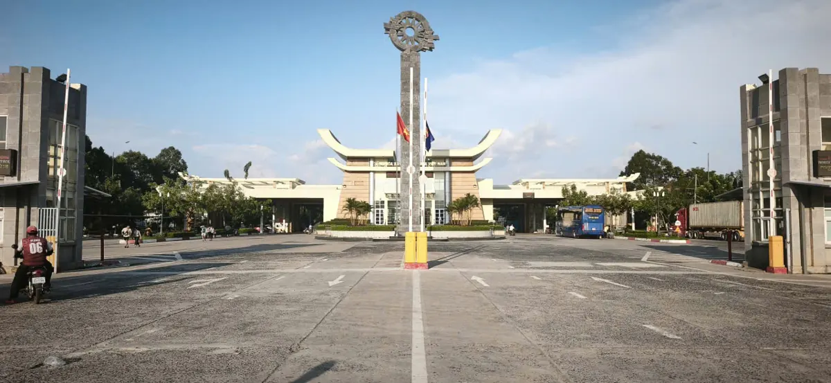 Open plaza on the approach to Moc Bai border gate